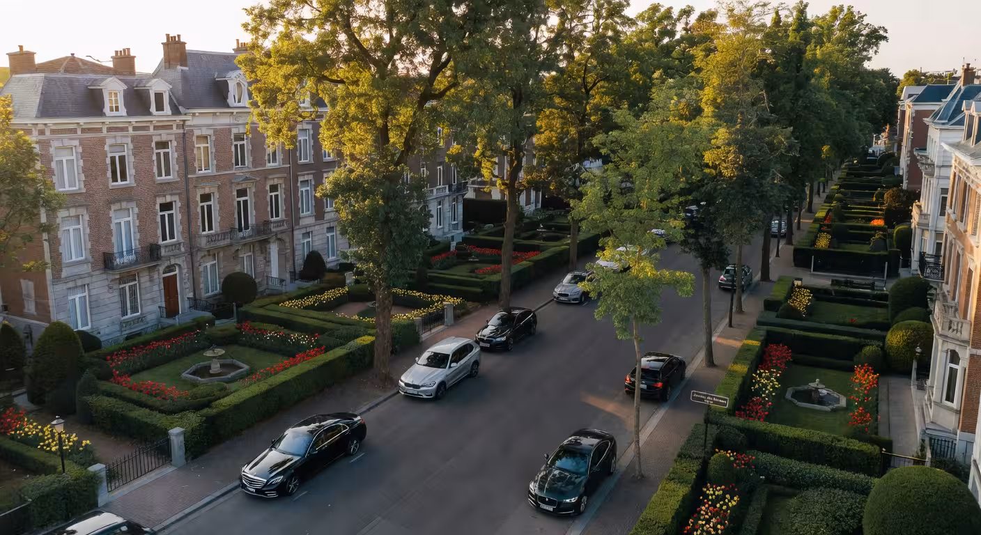 Luchtfoto van groene woonstraat in Uccle met villa's en tuinen